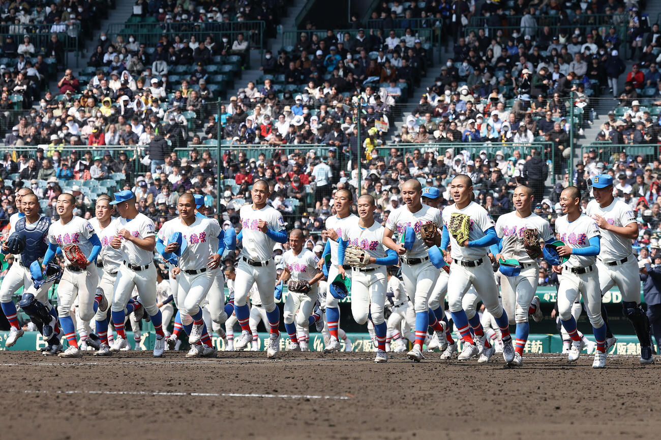 花咲徳栄対東洋大姫路　東洋大姫路に勝利し、笑顔で駆け出す花咲徳栄の選手たち（撮影・前田充）