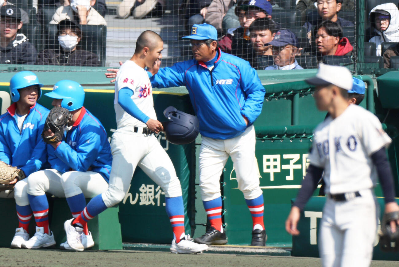 花咲徳栄対東洋大姫路　8回表花咲徳栄1死満塁、鈴木の遊ゴロの間に一気に生還した二走代走の更科（手前）を出迎える岩井監督（撮影・上山淳一）