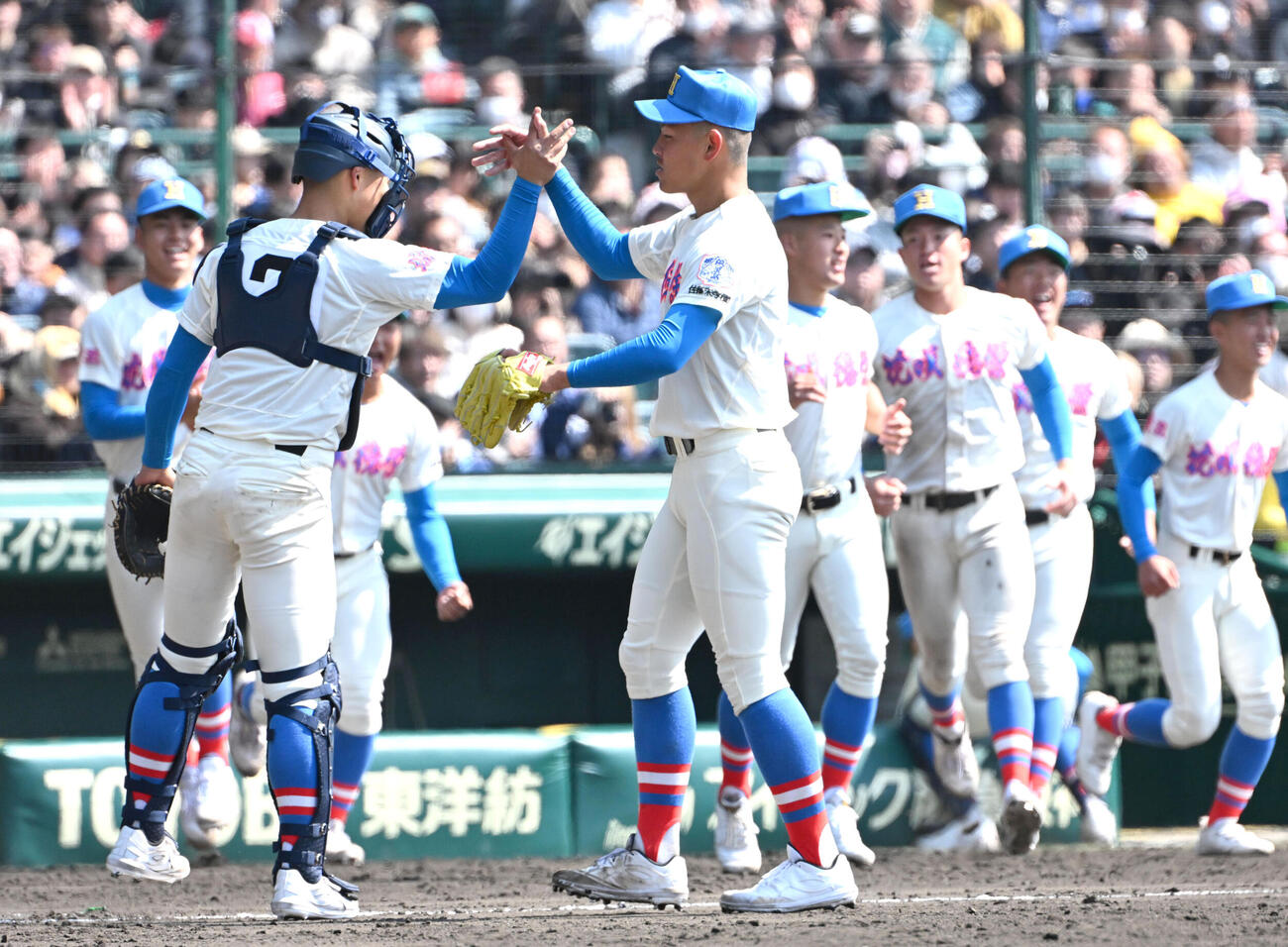 花咲徳栄対東洋大姫路　東洋大姫路に勝利し握手をする花咲徳栄の黒川凌大（中央右）と佐伯真聡捕手（撮影・石井愛子）