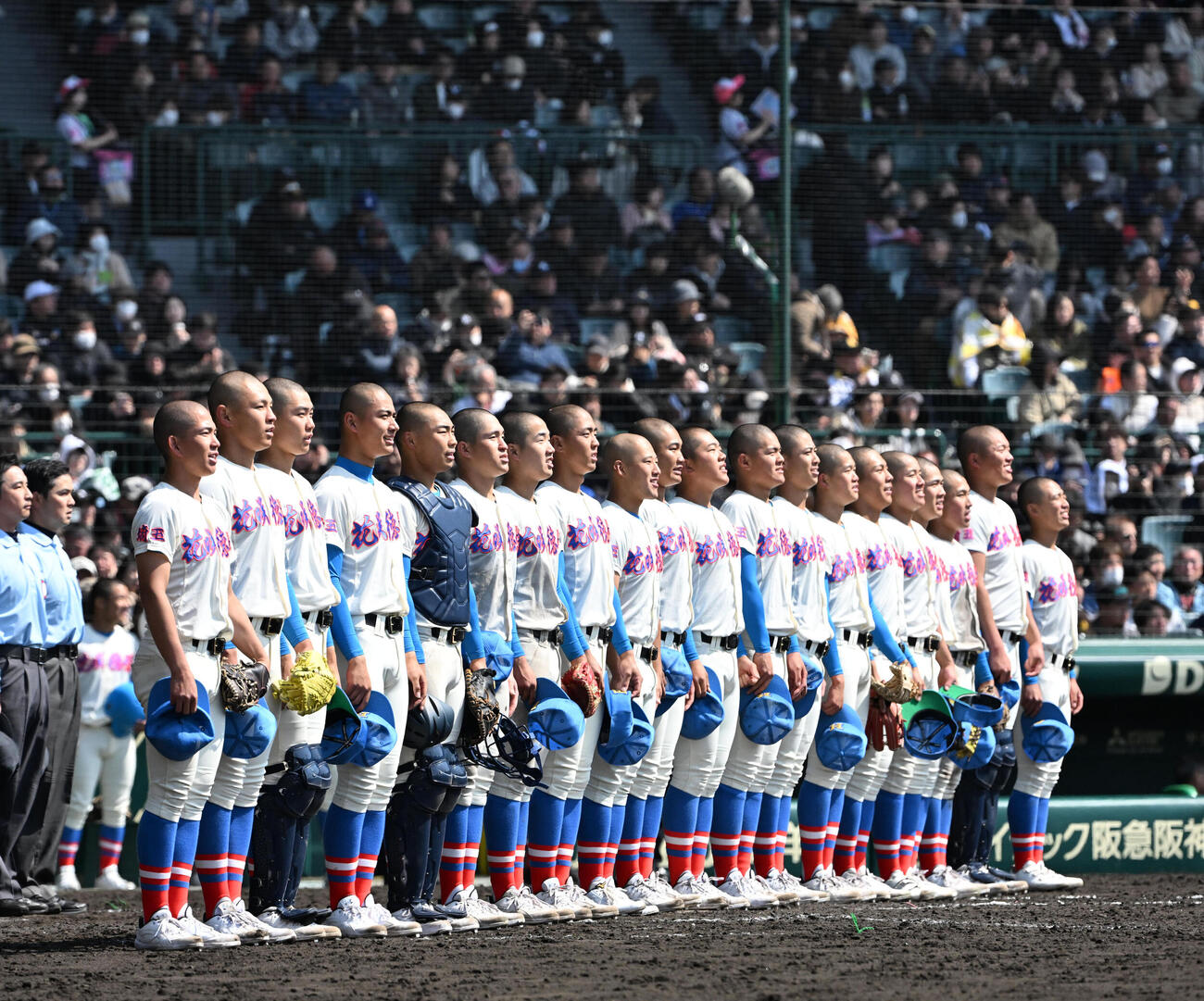 花咲徳栄対東洋大姫路　東洋大姫路に勝利し校歌を歌う花咲徳栄ナイン（撮影・石井愛子）
