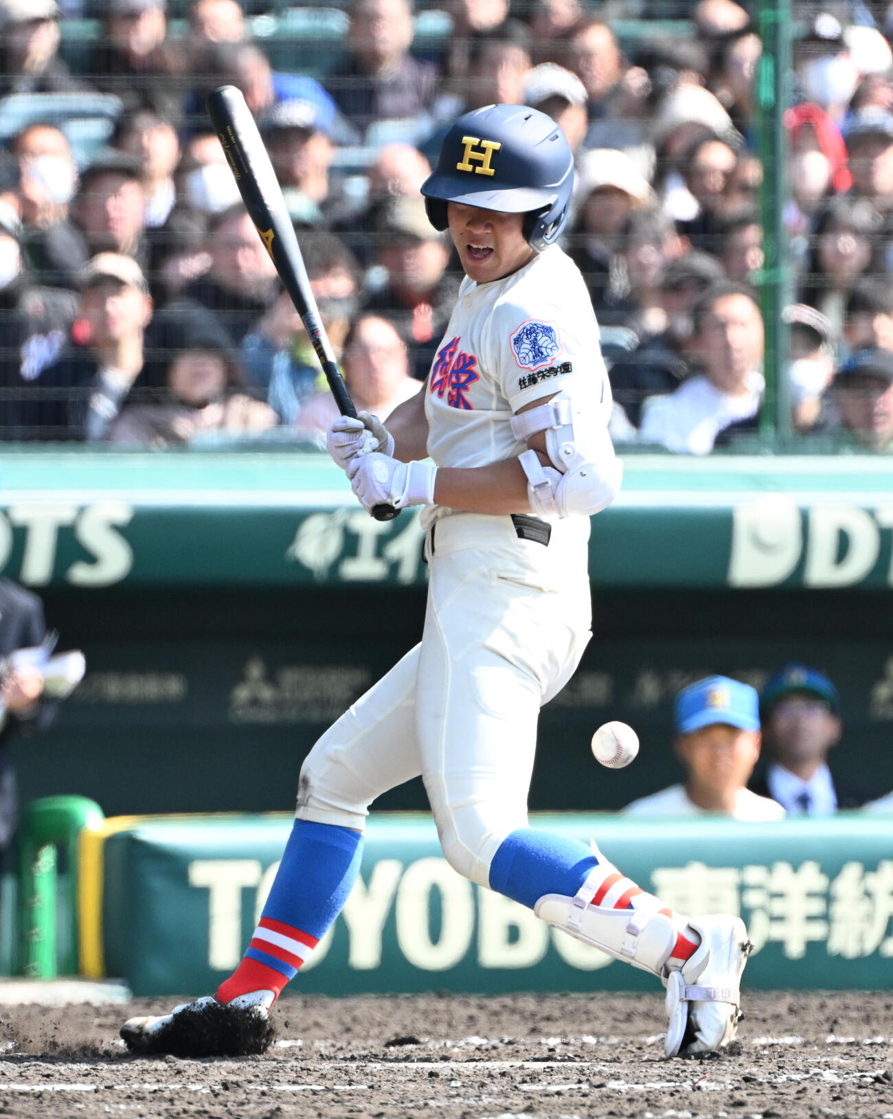 花咲徳栄対東洋大姫路　8回表花咲徳栄1死満塁　岩井虹太郎は押し出しの死球を受ける（撮影・石井愛子）