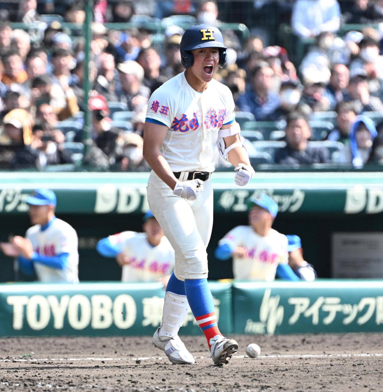 花咲徳栄対東洋大姫路　8回表花咲徳栄1死満塁　岩井虹太郎は押し出しの死球を受ける（撮影・石井愛子）