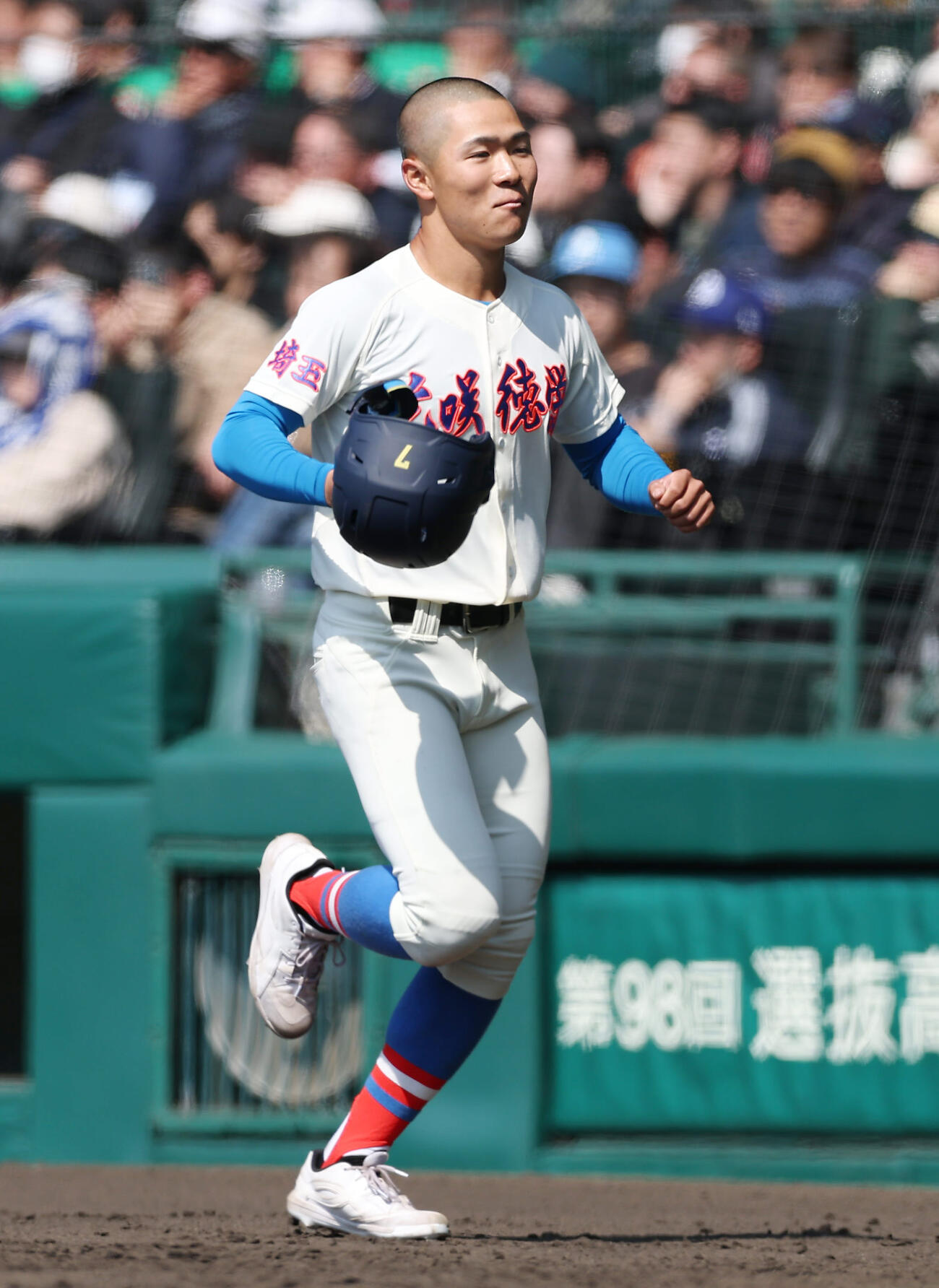 花咲徳栄対東洋大姫路　8回表花咲徳栄1死満塁、鈴木の遊ゴロの間に生還した二走更科（撮影・前田充）