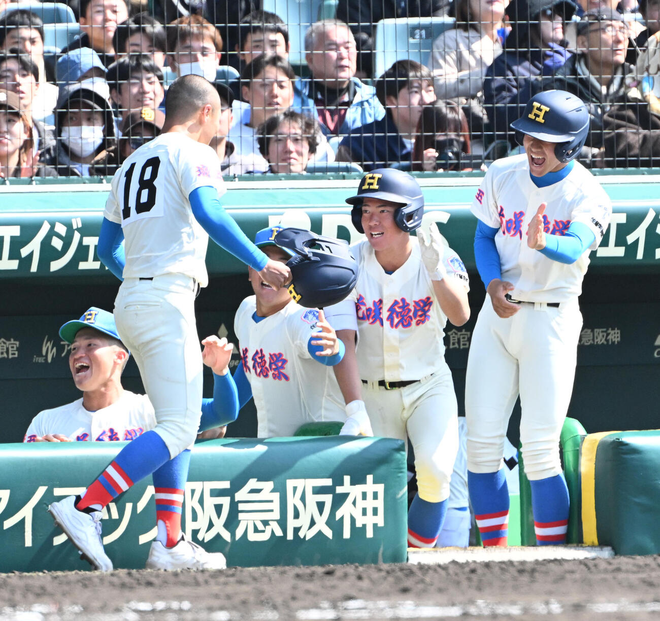 花咲徳栄対東洋大姫路　8回表花咲徳栄1死満塁、鈴木琢磨の遊ゴロで生還しナインに迎えられる更科遥陽（左18番）（撮影・石井愛子）
