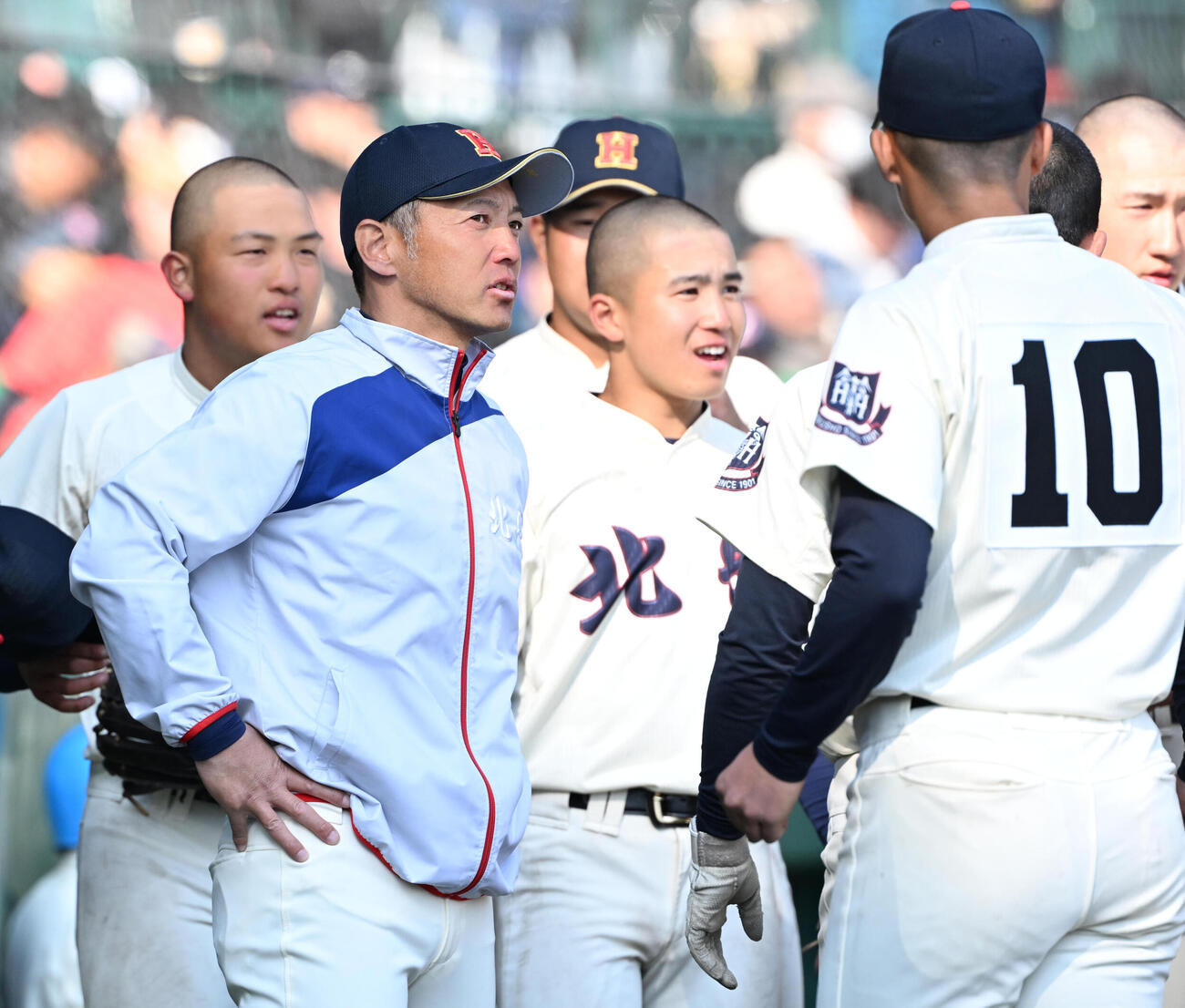 専大松戸対北照　ナインに声をかける北照の上林弘樹監督（左から2人目）（撮影・石井愛子）