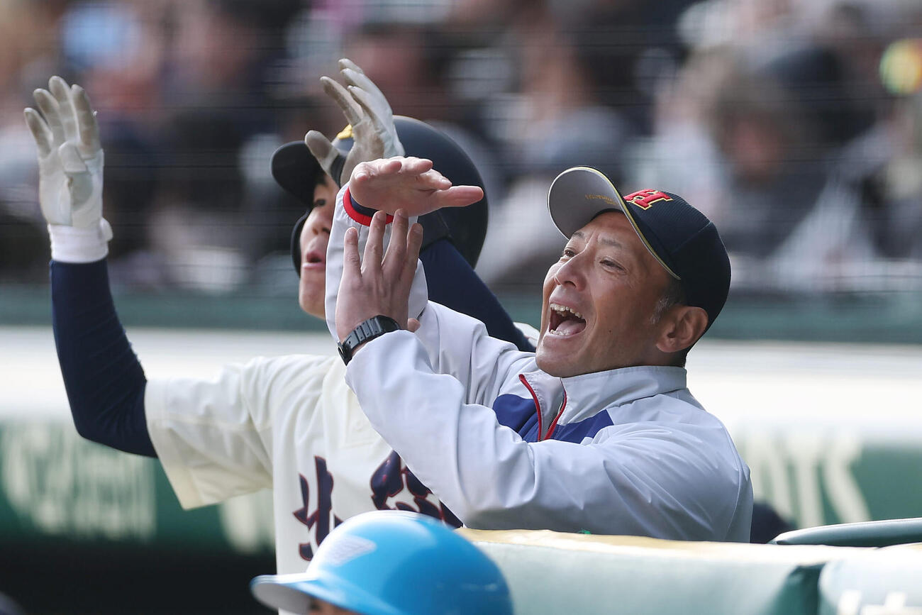 専大松戸対北照　9回裏、タイムを要求する北照・上林監督（撮影・前田充）