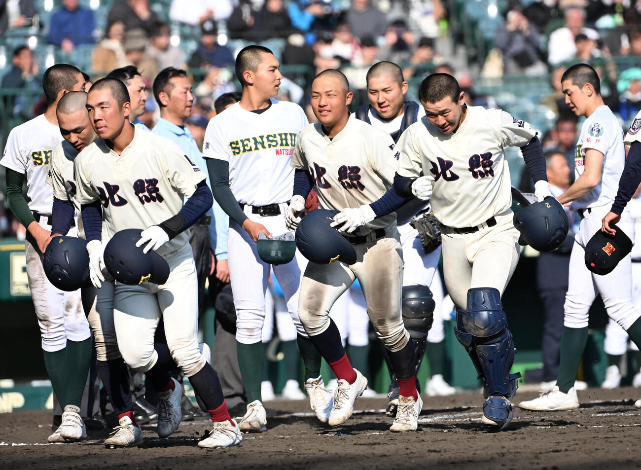 専大松戸対北照　専大松戸に負け肩を落とす北照ナイン（撮影・石井愛子）