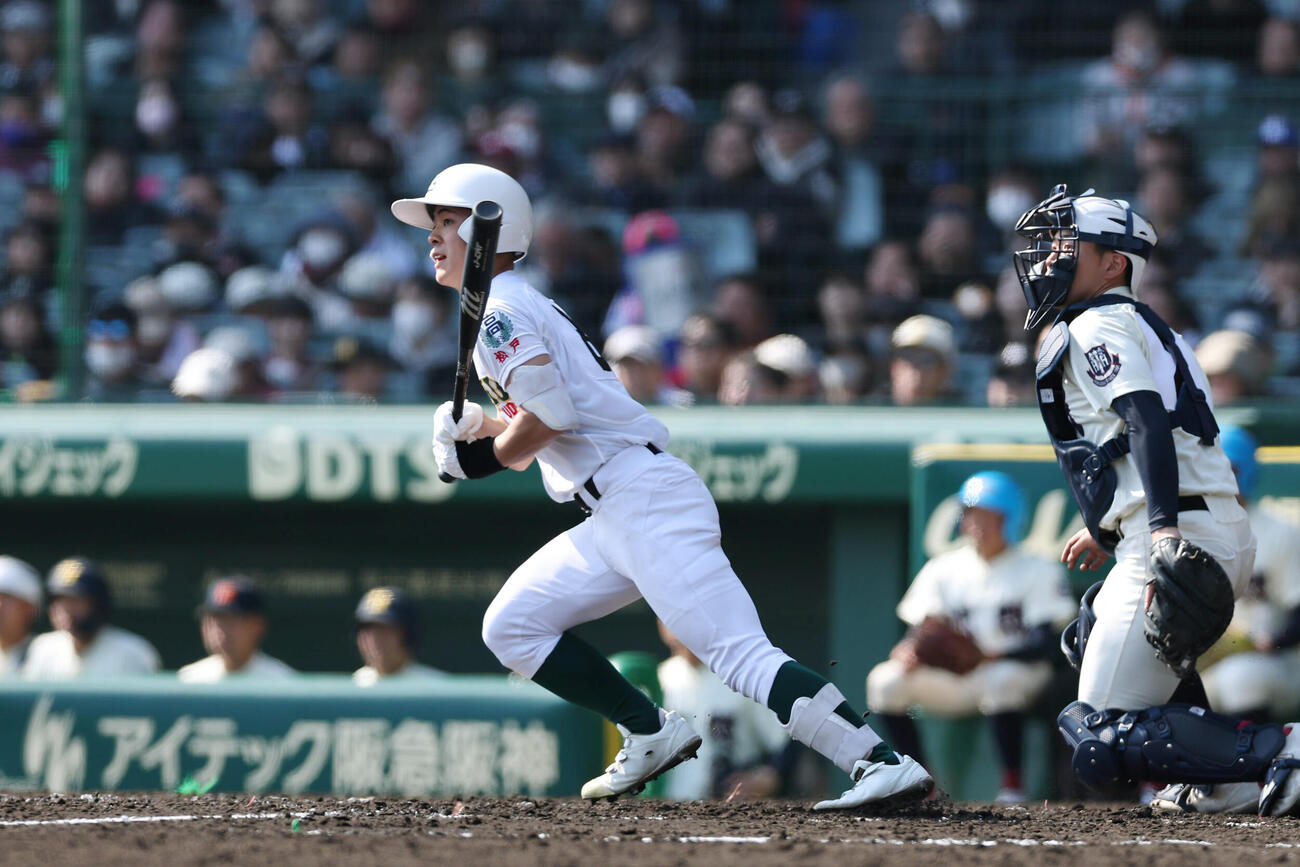 専大松戸対北照　4回表専大松戸1死一、二塁、先制の左前適時打を放つ長谷川（撮影・前田充）