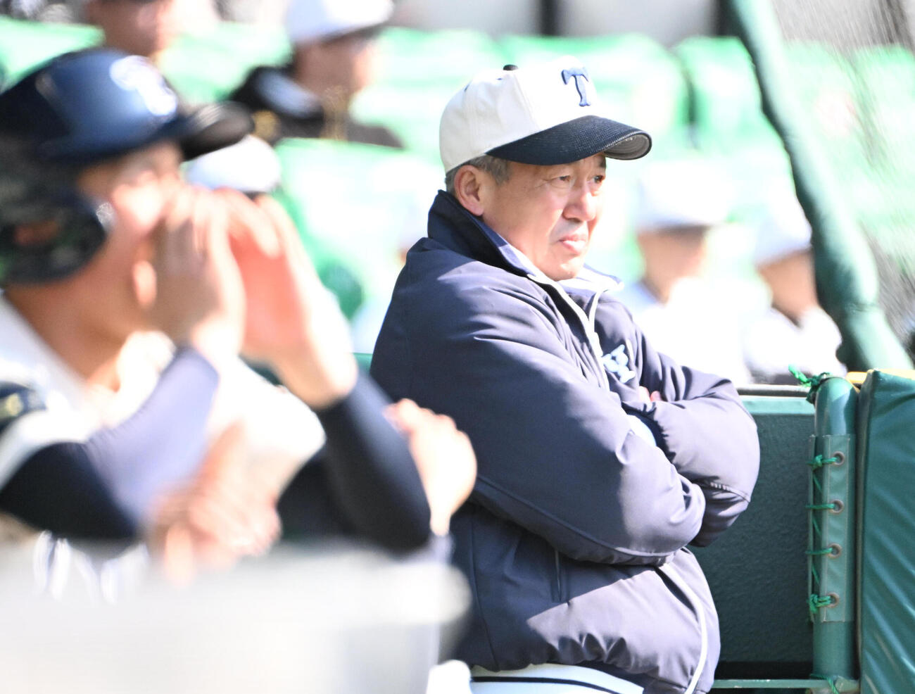 花咲徳栄対東洋大姫路　試合を見守る東洋大姫路・岡田監督（撮影・石井愛子）