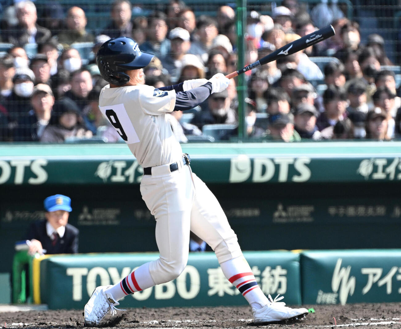 花咲徳栄対東洋大姫路　6回裏東洋大姫路2死一塁　松本太翔は先制の左適時打を放つ（撮影・石井愛子）