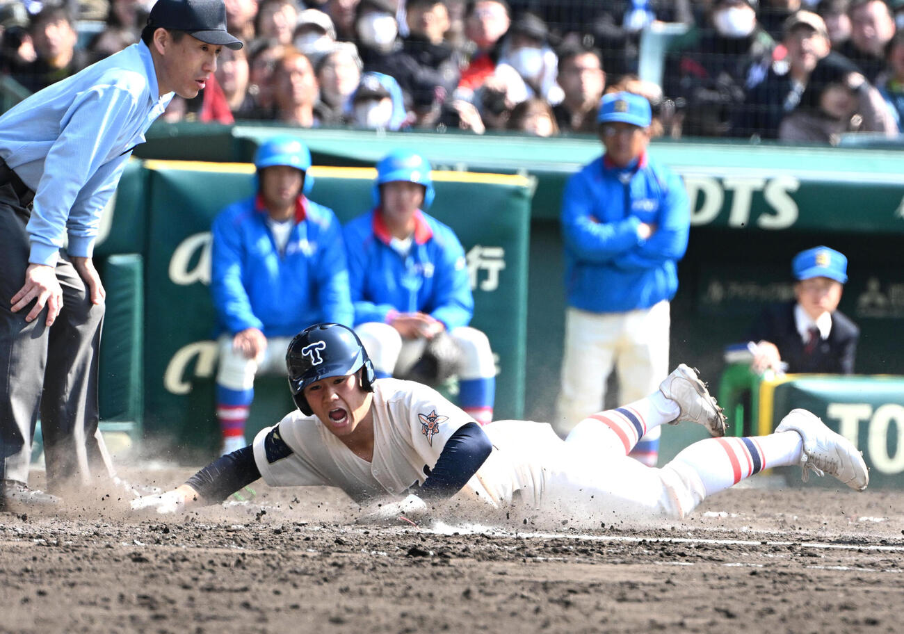 花咲徳栄対東洋大姫路　6回裏東洋大姫路2死一塁　松本太翔の適時打で生還する峰松紘大（撮影・石井愛子）