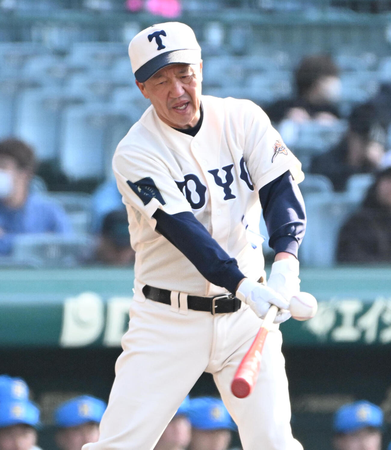 花咲徳栄対東洋大姫路　試合前ノックをする東洋大姫路の岡田龍生監督（撮影・石井愛子）