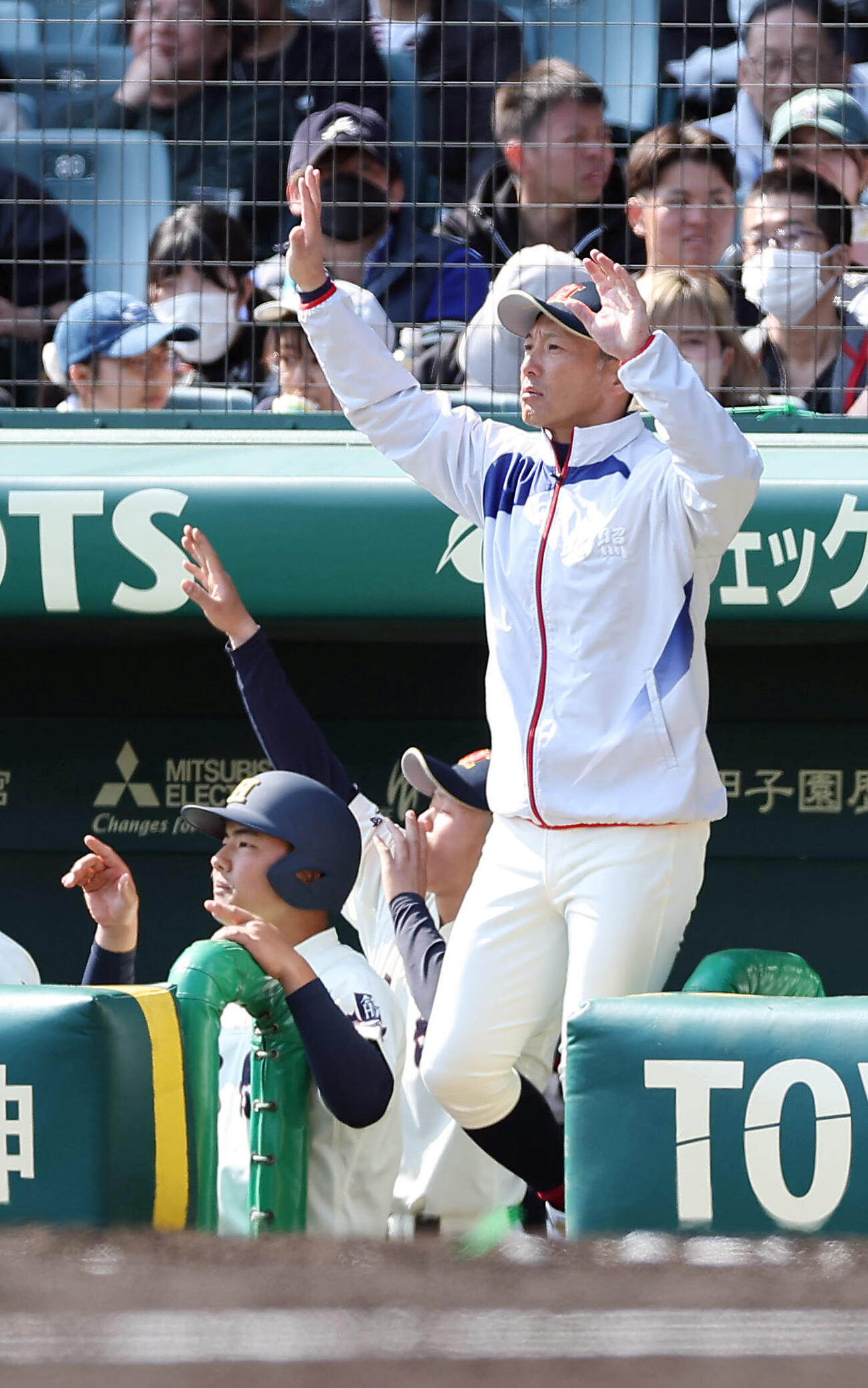 専大松戸対北照　3回表、選手に指示を出す北照・上林監督（右）（撮影・前田充）