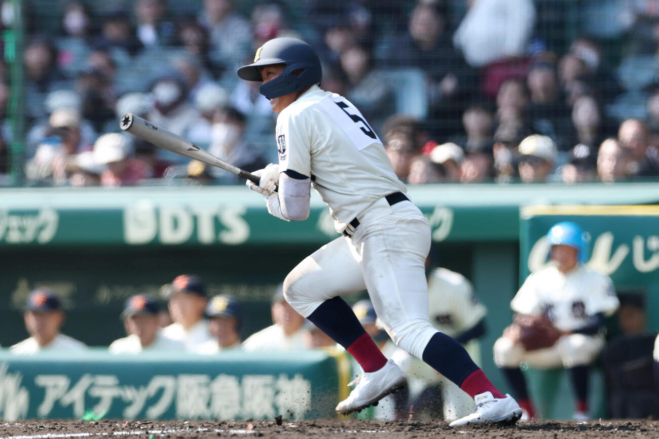 専大松戸対北照　3回裏北照1死、左前打を放つ沢田（撮影・前田充）