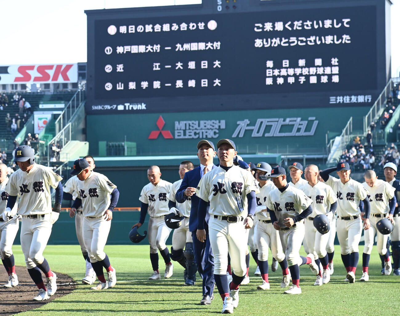 専大松戸対北照　専大松戸に負け肩を落とす北照ナイン（撮影・石井愛子）