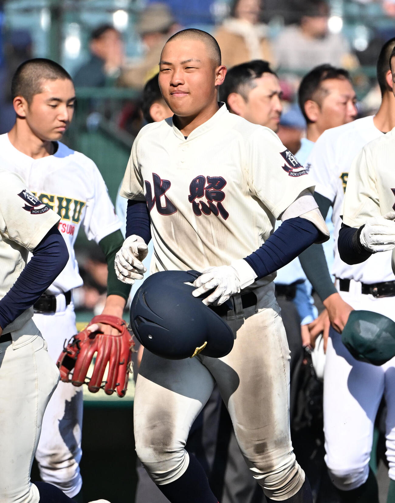 専大松戸対北照　専大松戸に負け肩を落とす沢田碧生（中央）（撮影・石井愛子）
