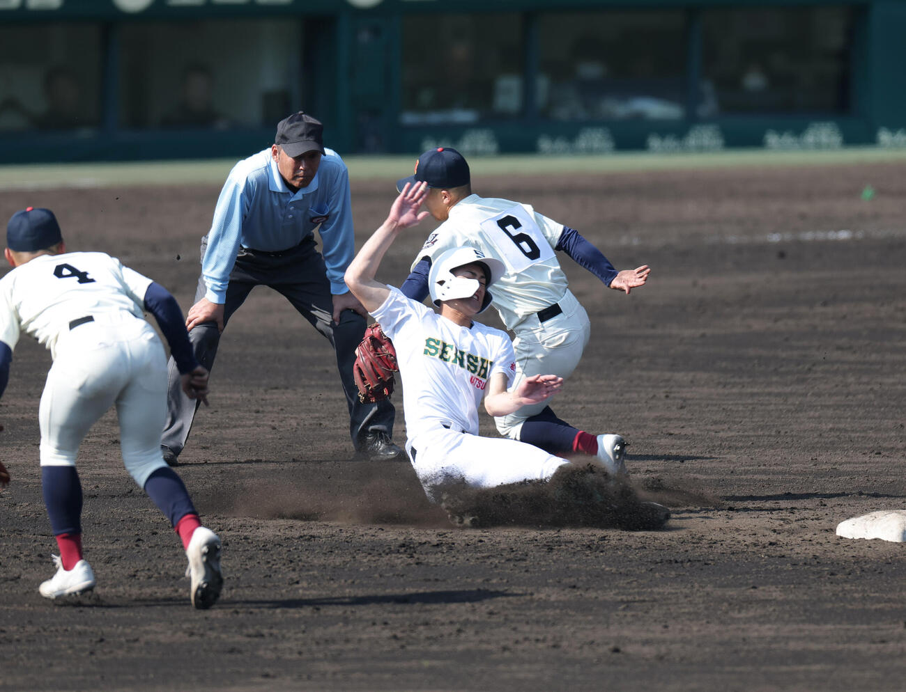 専大松戸対北照　5回表専大松戸1死一塁、打者高貝の時、一走宮尾（右）は二盗を決める（撮影・上山淳一）