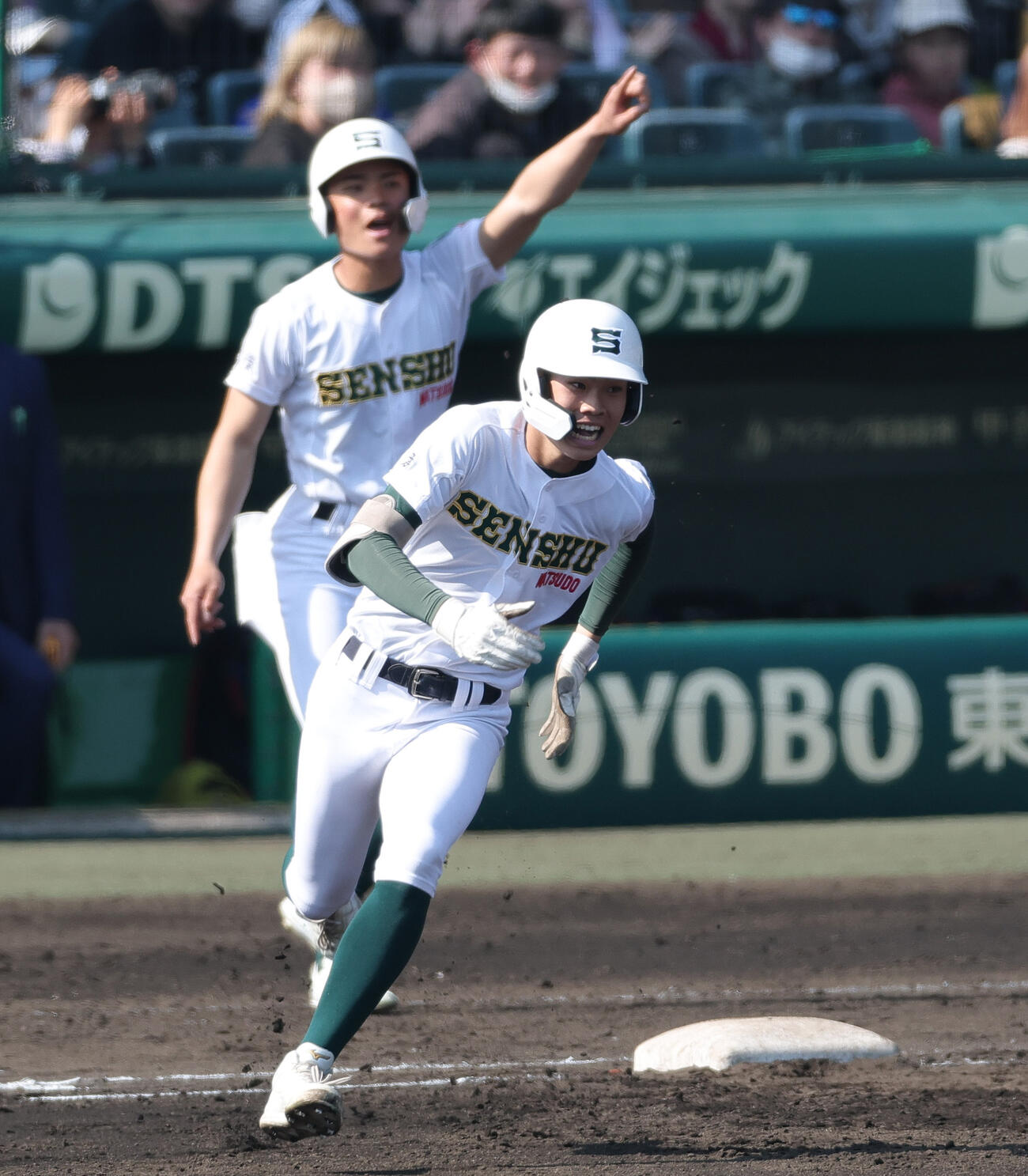 専大松戸対北照　4回表専大松戸1死一、二塁、柴田（手前）は中越え2点適時三塁打を放ち一塁を回る（撮影・上山淳一）