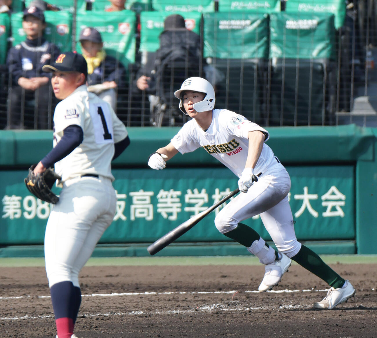 専大松戸対北照　4回表専大松戸1死三塁、瀬谷は右飛を放ち犠飛とする。投手・島田（撮影・上山淳一）