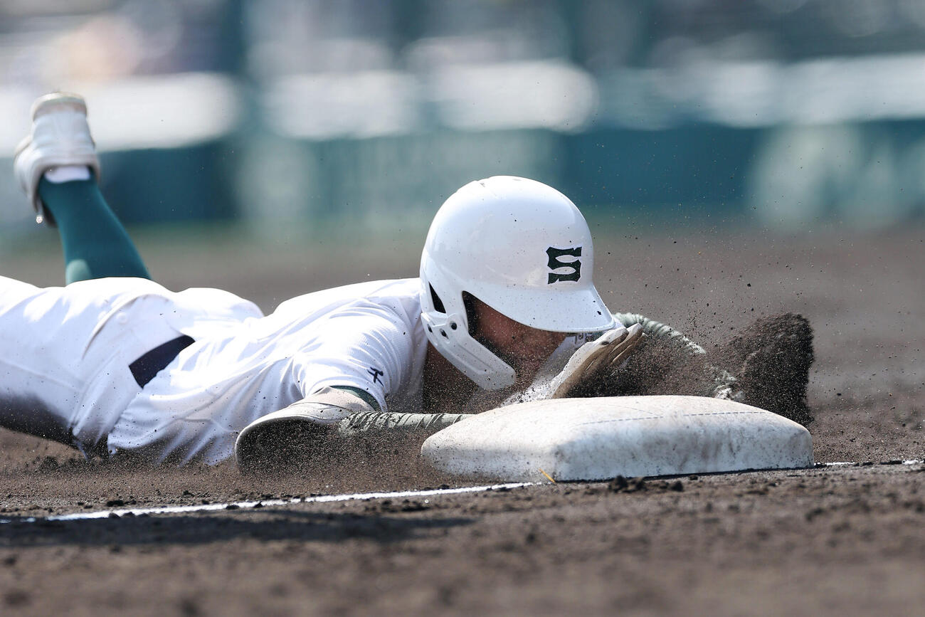 専大松戸対北照　4回表専大松戸1死一、二塁、右中間へ2点適時三塁打を放ち、三塁へ滑り込む柴田（撮影・前田充）
