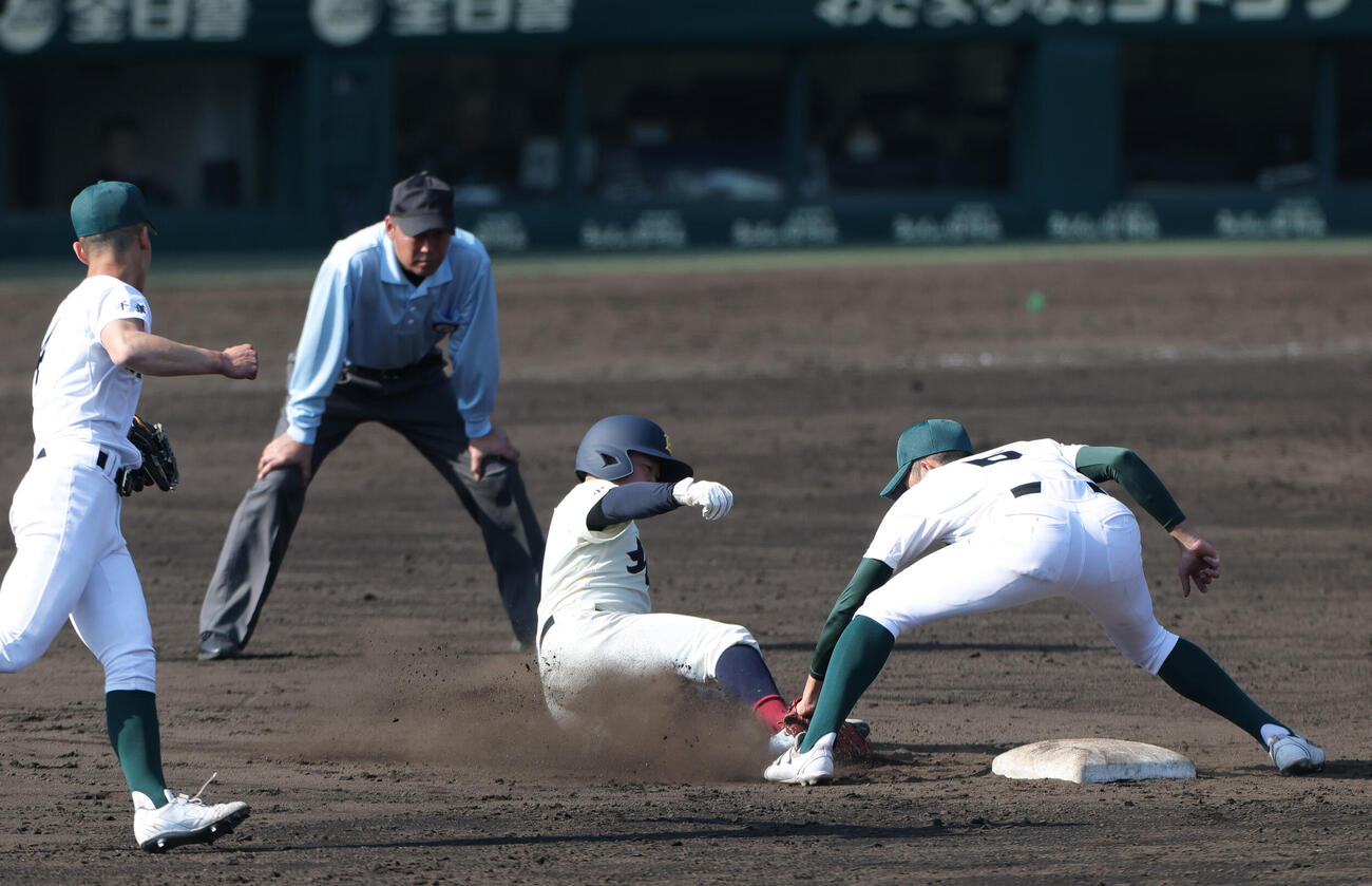 専大松戸対北照　7回裏北照1死一塁、打者岩本の時、一走畠山（右から2人目）は二盗を狙うがタッチアウト。右は遊撃手高貝（撮影・上山淳一）