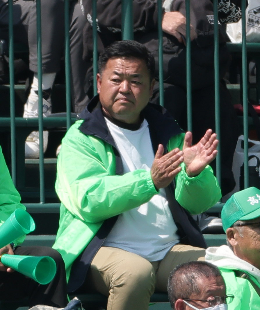 日本文理対高知農　スタンドで応援する高知農エース山下蒼生の父・真二さん（撮影・上山淳一）
