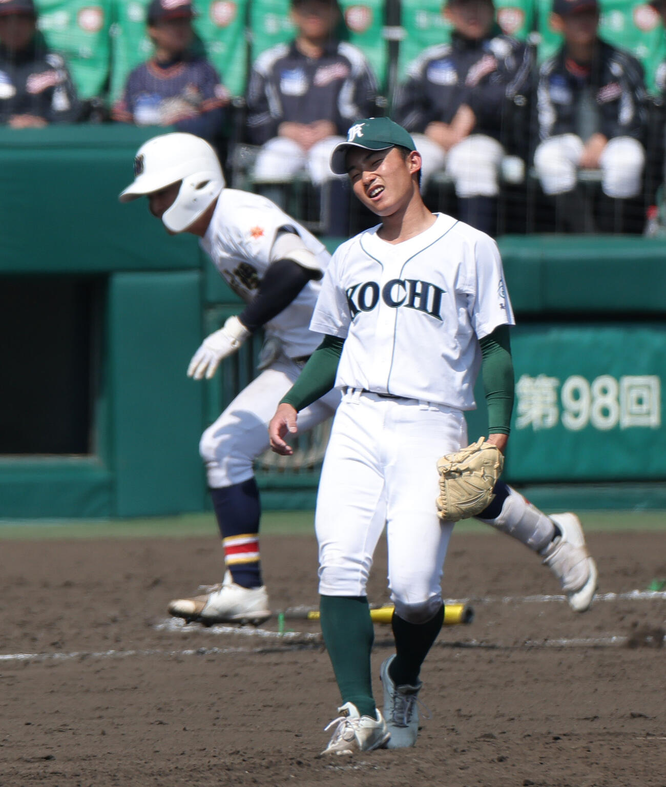日本文理対高知農　5回表日本文理1死三塁、山下（手前）は渡部に左前適時打を浴びる（撮影・上山淳一）