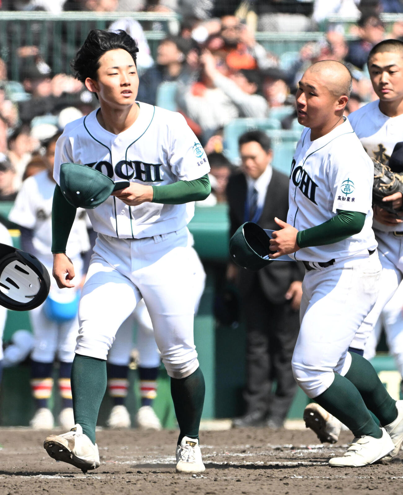 日本文理対高知農　日本文理に負け肩を落とす高知農の山下蒼生（左）、山本滉壬朗（撮影・石井愛子）