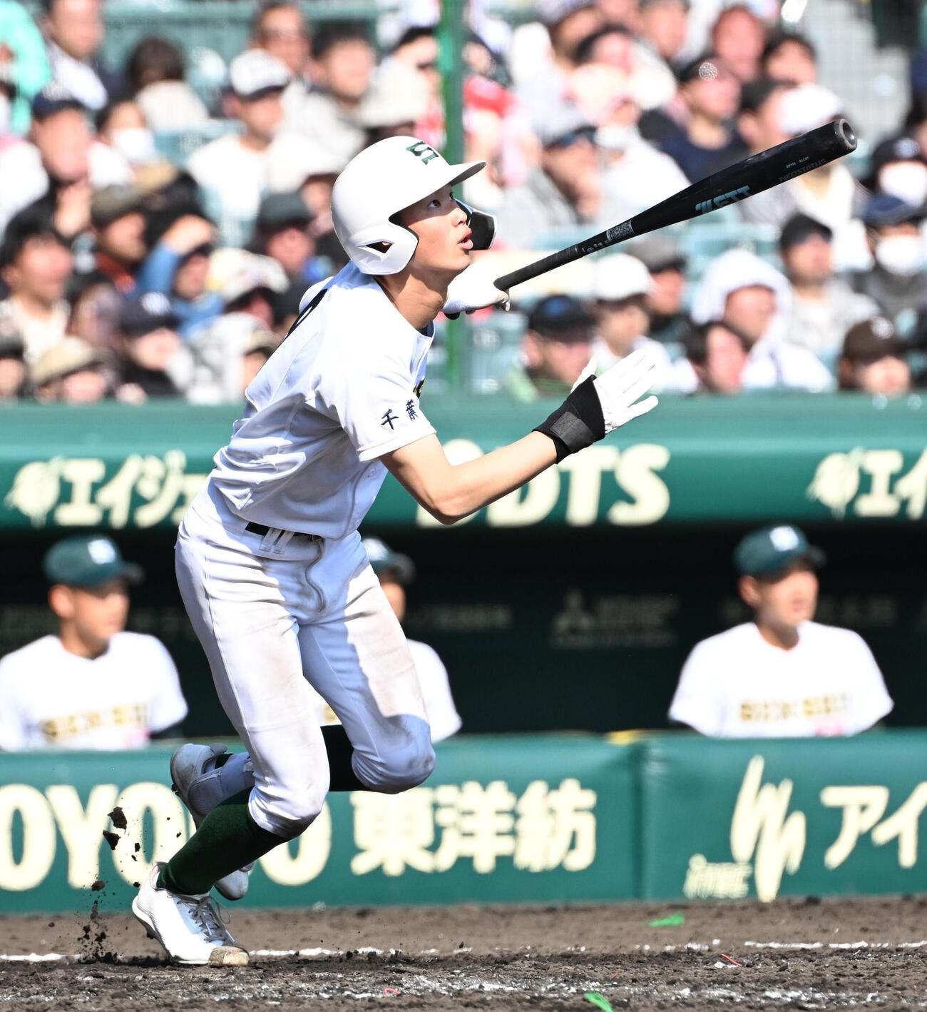 専大松戸対北照　4回表専大松戸1死三塁　瀬谷鷹我は右犠飛を放つ（撮影・石井愛子）