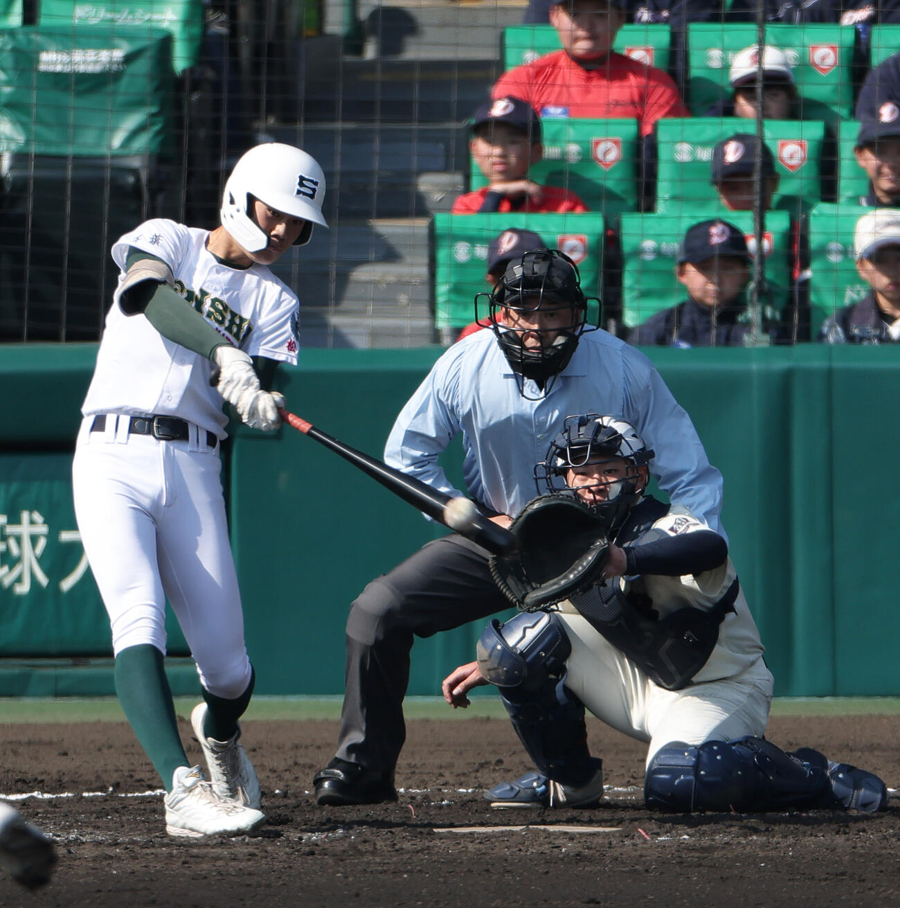 専大松戸対北照　4回表専大松戸1死一、二塁、柴田は中越え2点適時三塁打を放つ（撮影・上山淳一）
