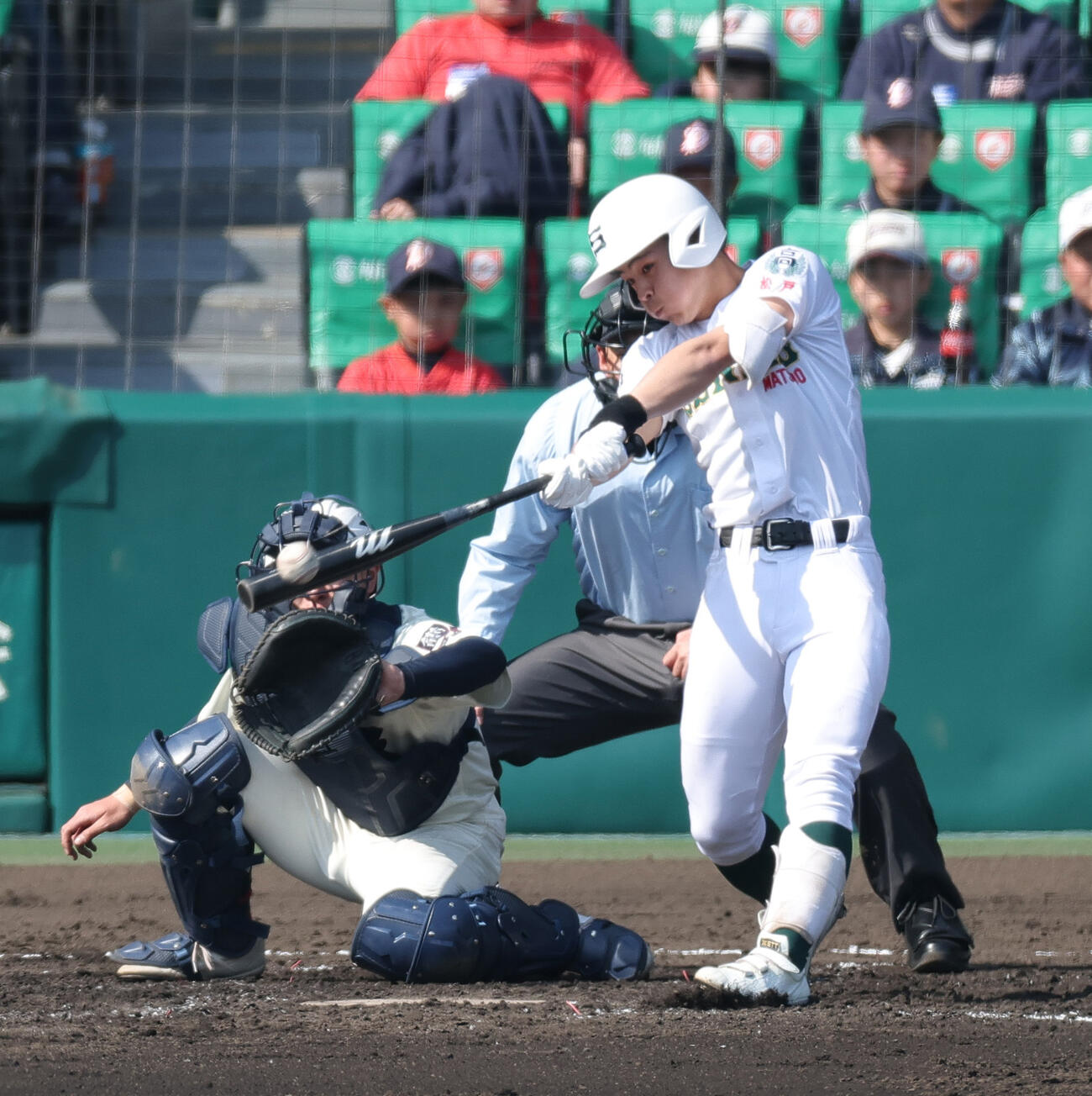 専大松戸対北照　4回表専大松戸1死一、二塁、長谷川は左前適時打を放つ（撮影・上山淳一）