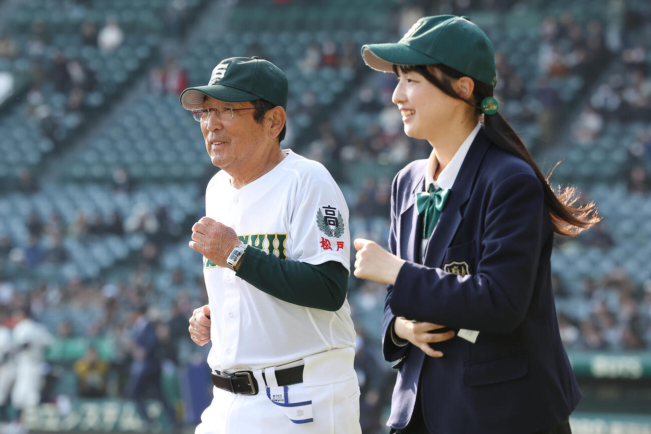 専大松戸対北照　北照に勝利し、応援団へのあいさつに向かう専大松戸・持丸監督（左）（撮影・前田充）