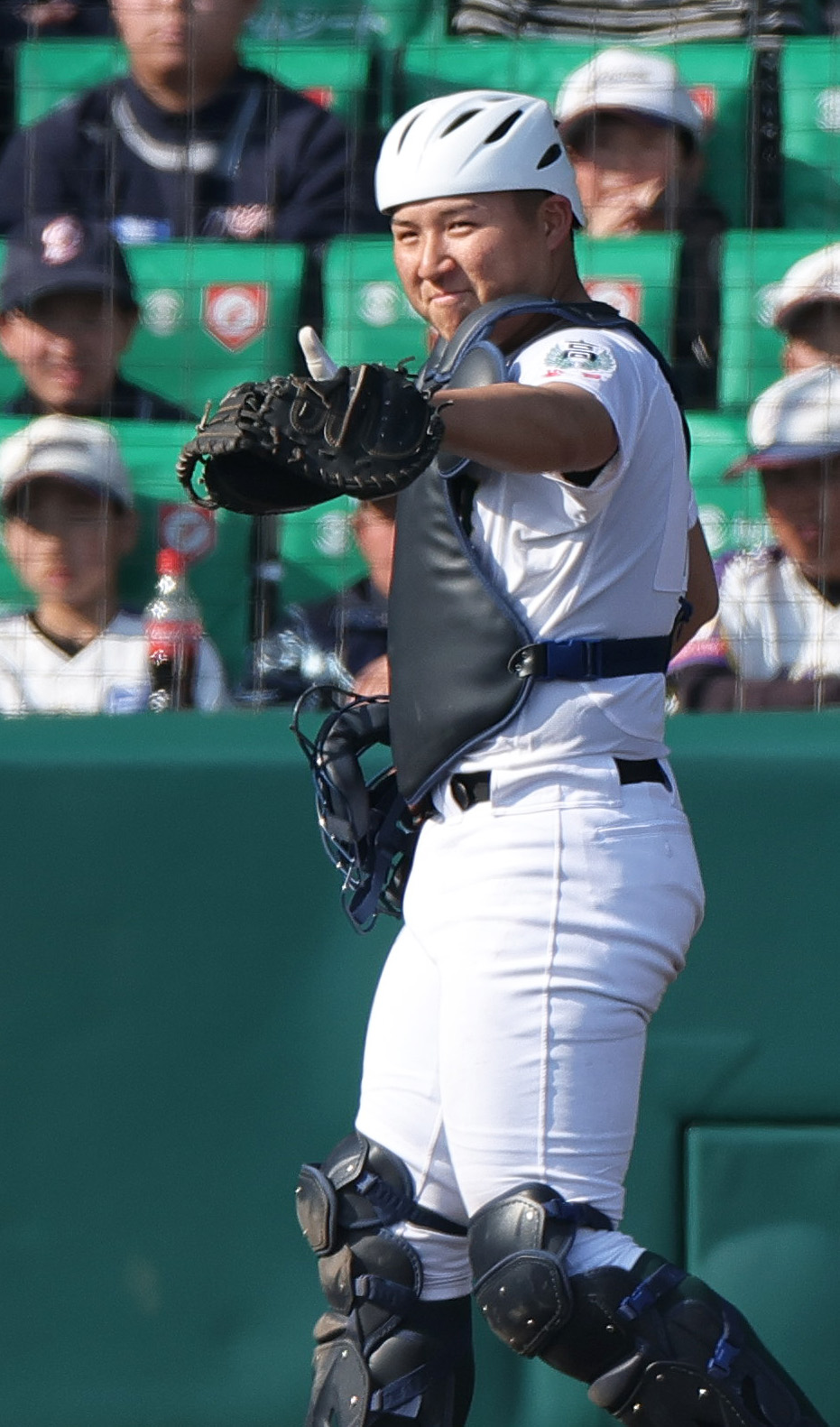 専大松戸対北照　7回裏北照1死一塁、打者岩本の時、一走畠山の二盗を刺す捕手吉岡（撮影・上山淳一）