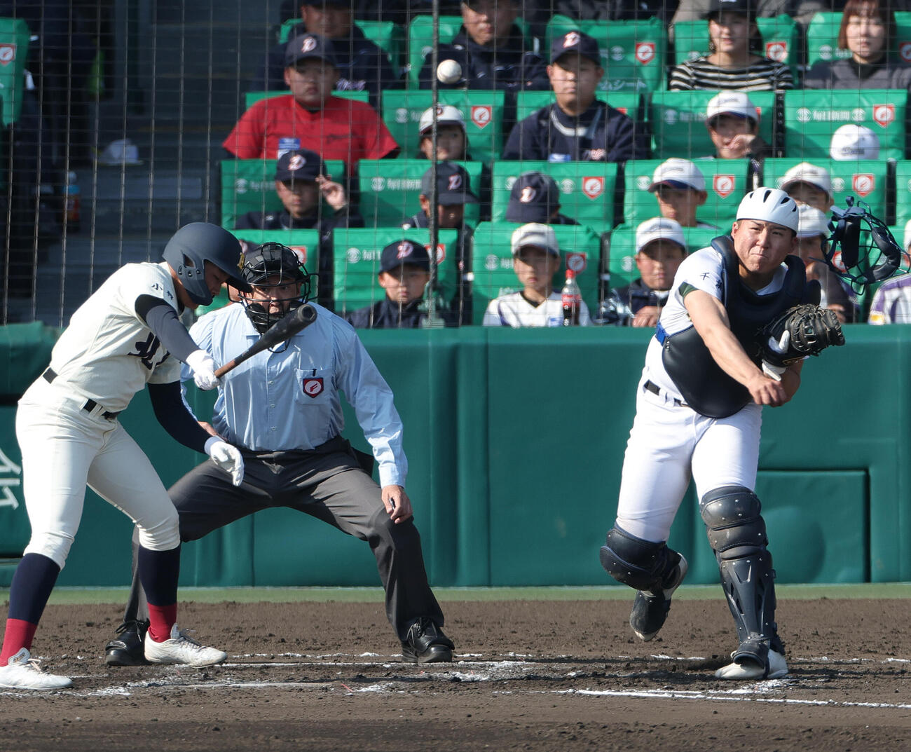 専大松戸対北照　7回裏北照1死一塁、打者岩本（左）の時、一走畠山の二盗を刺す捕手吉岡（撮影・上山淳一）