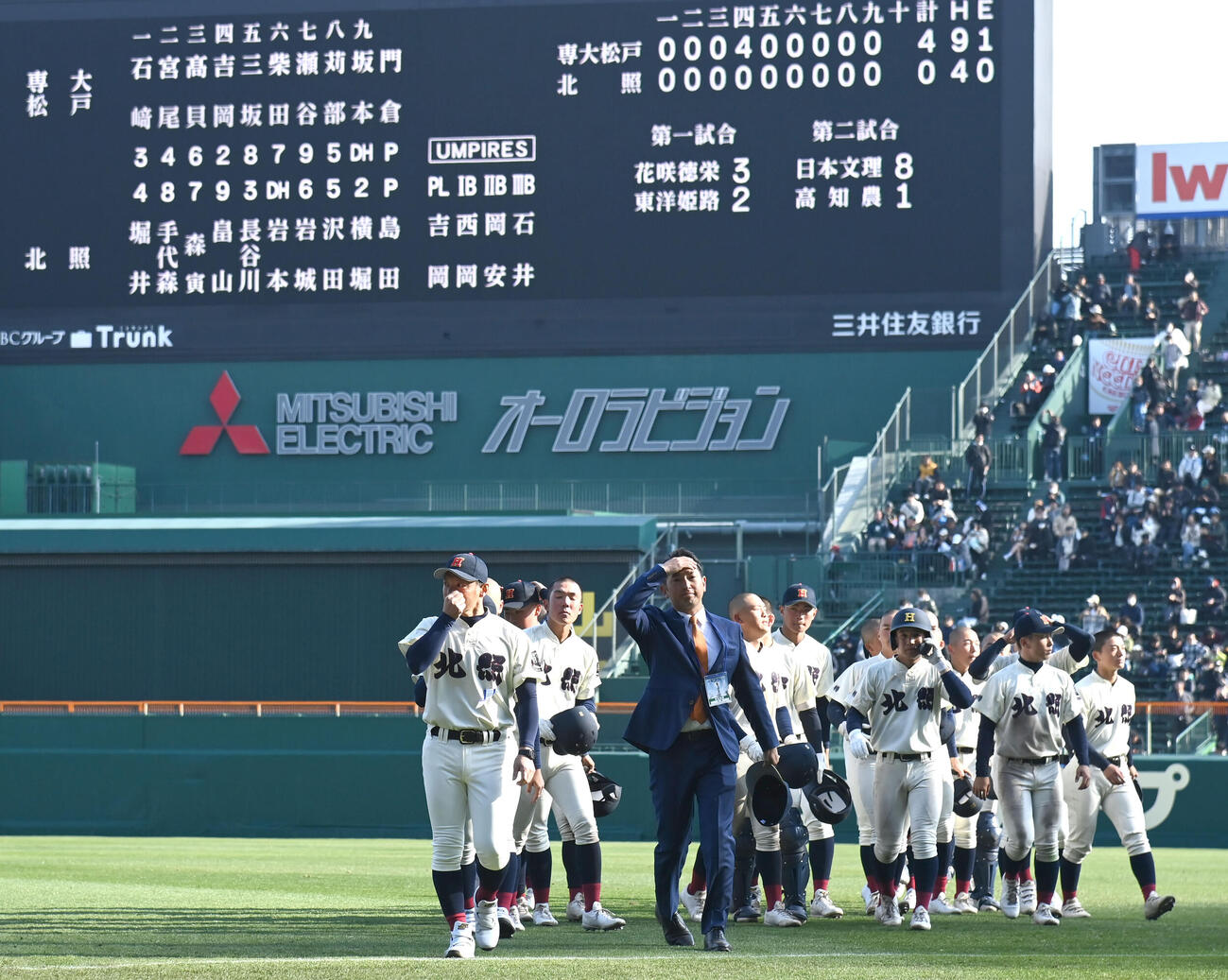 専大松戸対北照　専大松戸に負け肩を落とす北照ナイン（撮影・石井愛子
