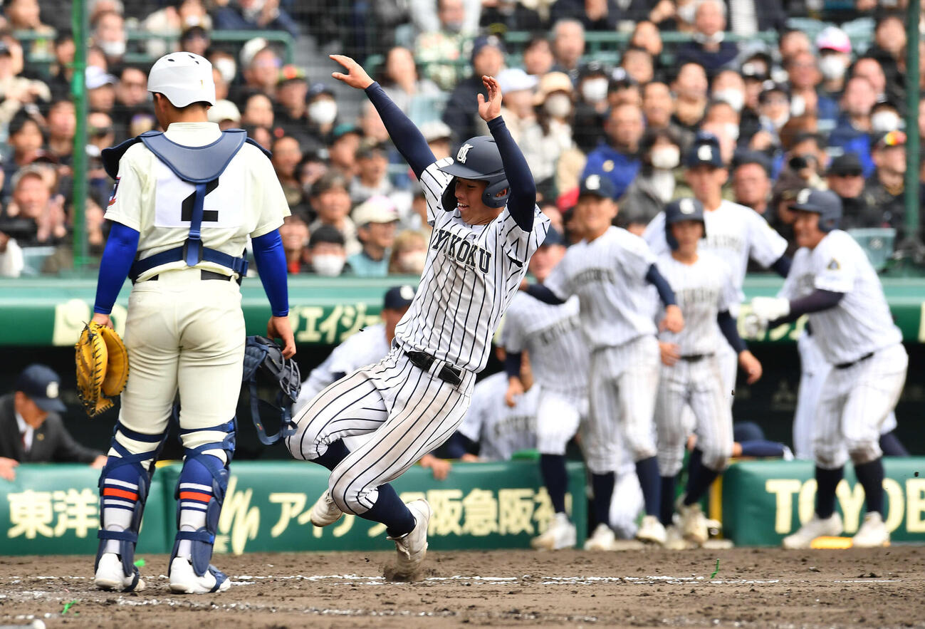 神戸国際大付対九州国際大付　11回裏九州国際大付2死一、三塁、吉田の逆転サヨナラ2点適時二塁打で一塁から生還する柴原（撮影・岩下翔太）