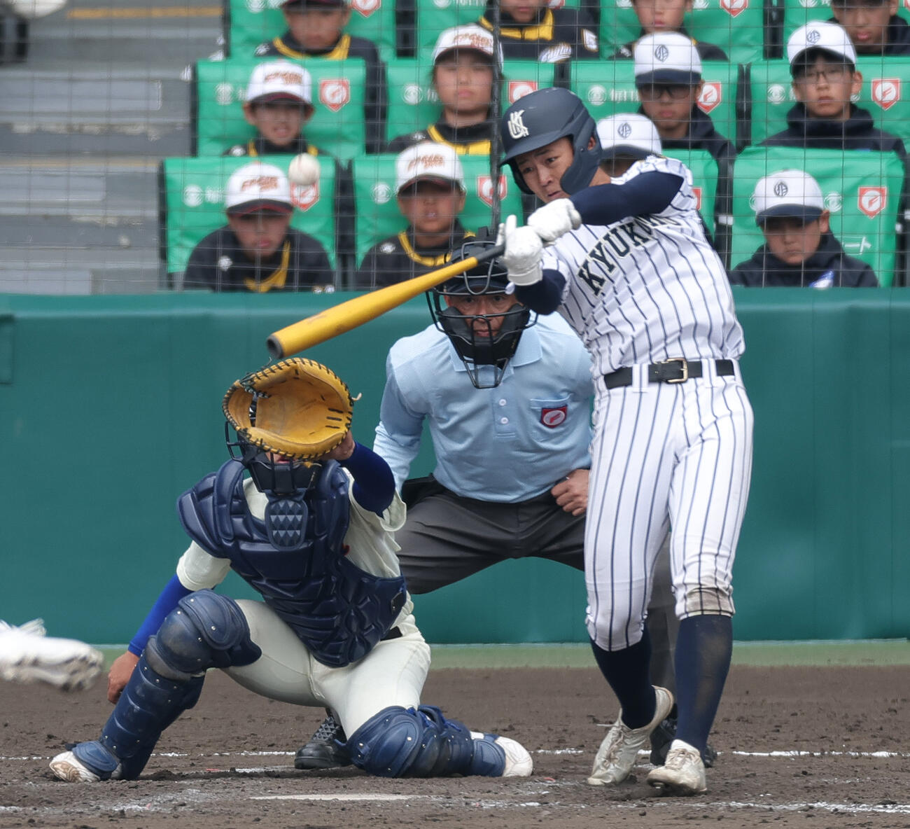 神戸国際大付対九州国際大付　タイブレーク11回裏九州国際大付2死一、三塁、吉田は逆転サヨナラ左越え2点適時二塁打を放つ（撮影・上山淳一）