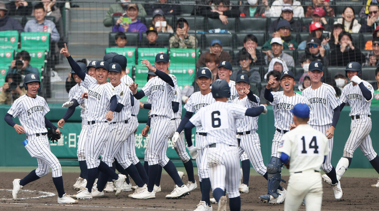 神戸国際大付対九州国際大付　タイブレーク11回裏九州国際大付2死一、三塁、逆転サヨナラ2点二塁打を放った吉田（6）を出迎える九州国際大付ナイン（撮影・上山淳一）