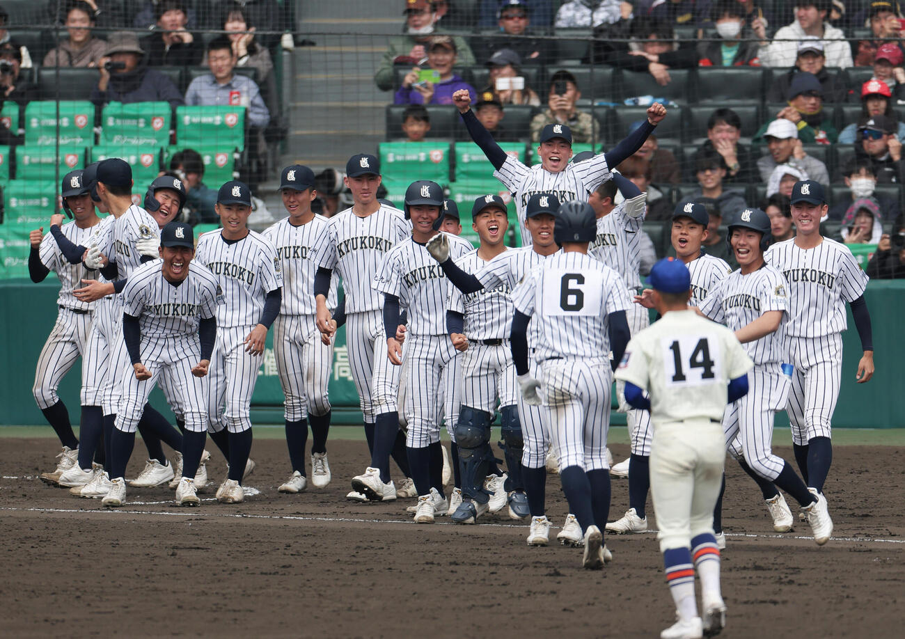 神戸国際大付対九州国際大付　タイブレーク11回裏九州国際大付2死一、三塁、逆転サヨナラ2点二塁打を放った吉田（6）を出迎える九州国際大付ナイン（撮影・上山淳一）