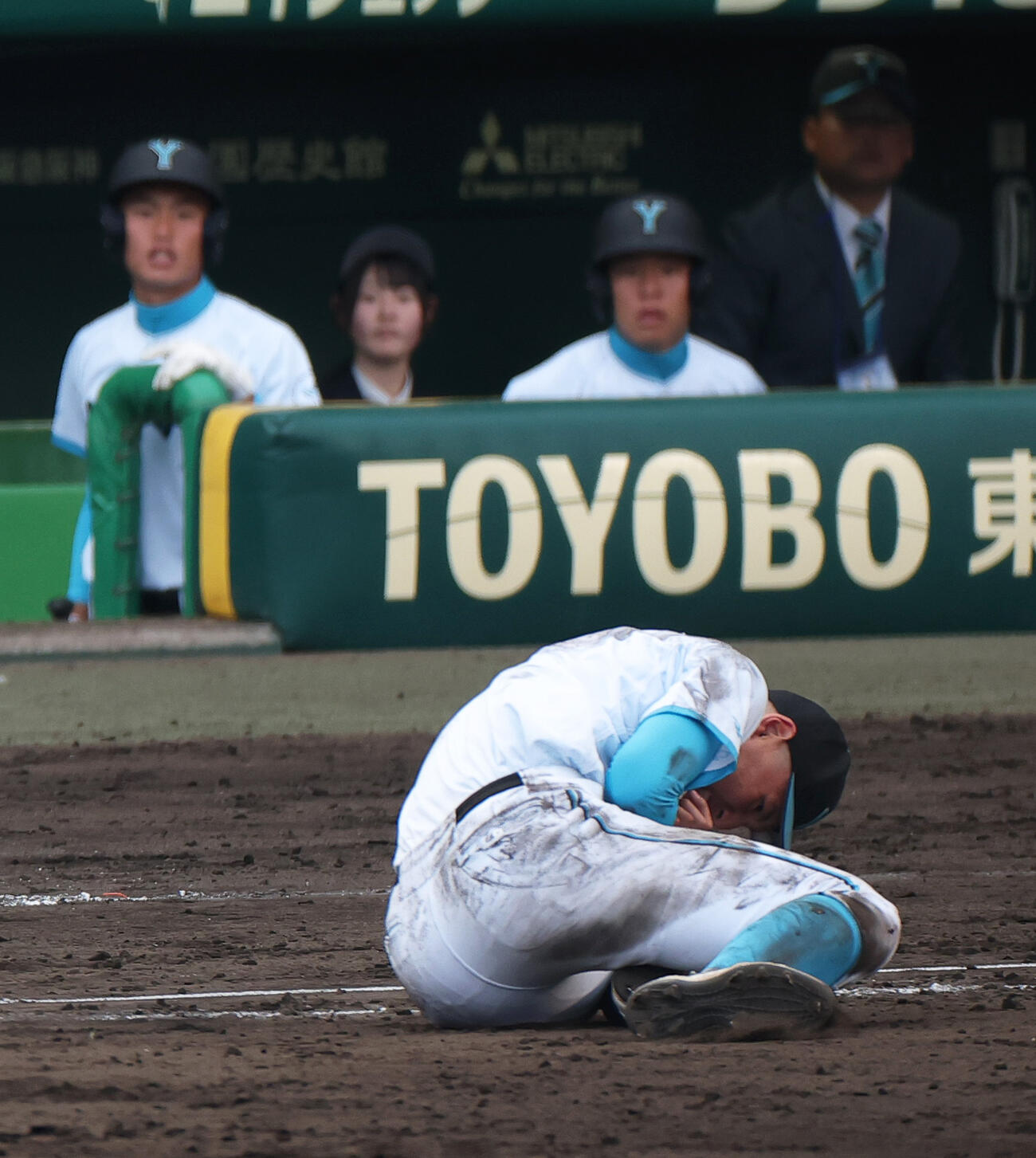 山梨学院対長崎日大　5回裏長崎日大2死一塁、三ゴロ悪送球で打者平野とぶつかる一塁手菰田（撮影・上山淳一）