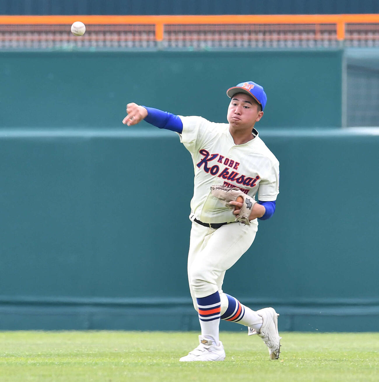 神戸国際大付対九州国際大付　5回裏九州国際大付1死一、三塁、城野の右飛を捕球し内野へ返球する山城（撮影・岩下翔太）