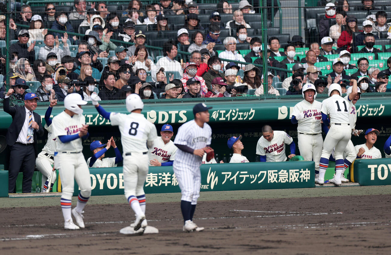 神戸国際大付対九州国際大付　6回表神戸国際大付1死二塁、田中（手前）が中前適時打を放ち盛り上がる神戸国際大付ナイン（撮影・上山淳一）
