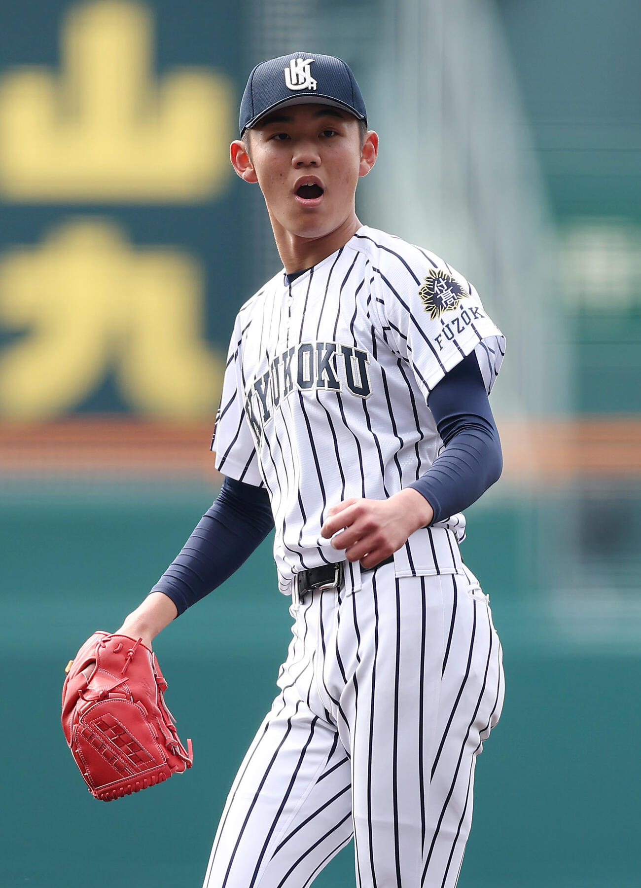 神戸国際大付対九州国際大付　5回表神戸国際大付2死二、三塁、川中を空振り三振に仕留めた岩見（撮影・前田充）