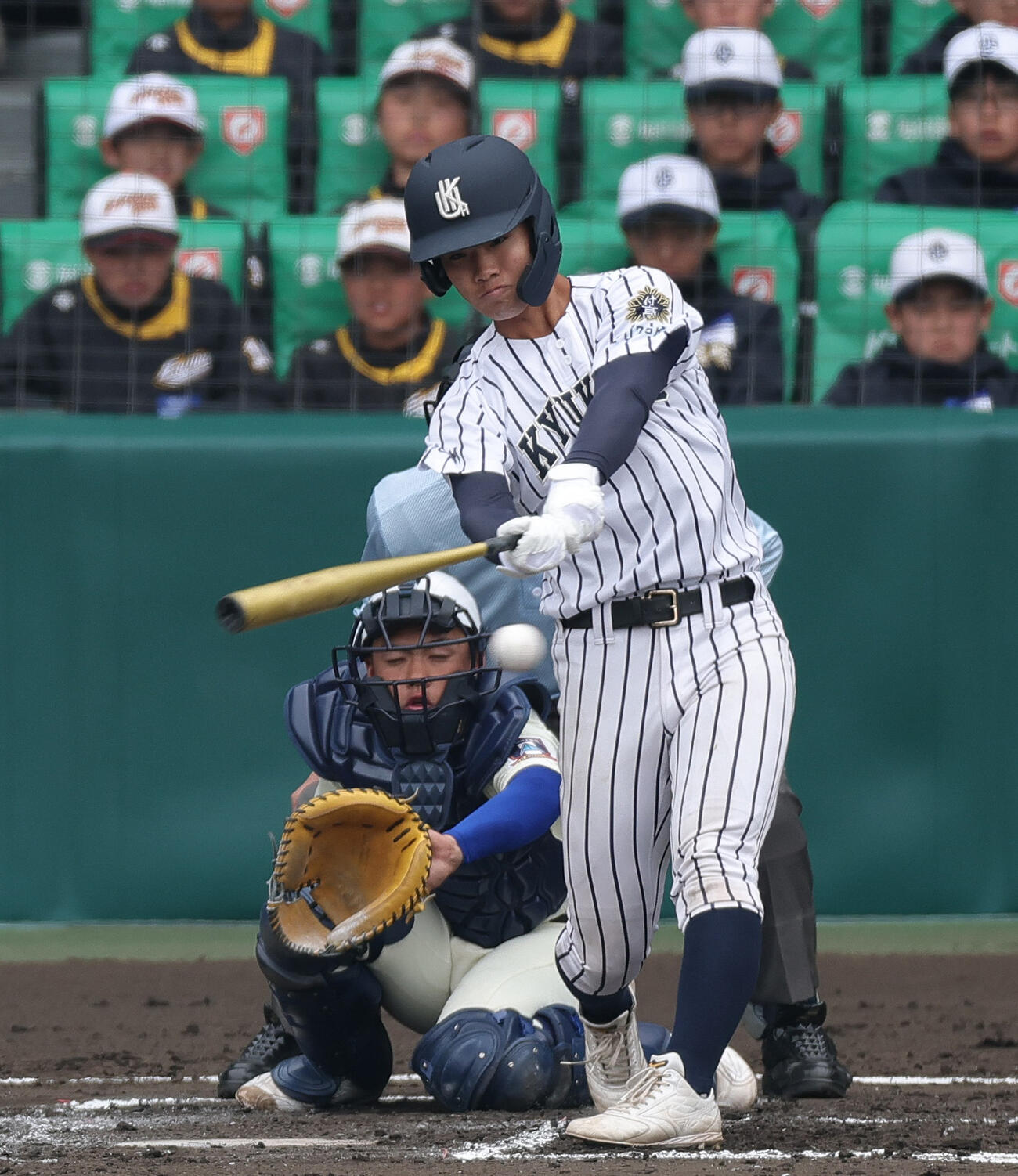 神戸国際大付対九州国際大付　7回裏九州国際大付無死、代打請舛は二塁打を放つ（撮影・上山淳一）