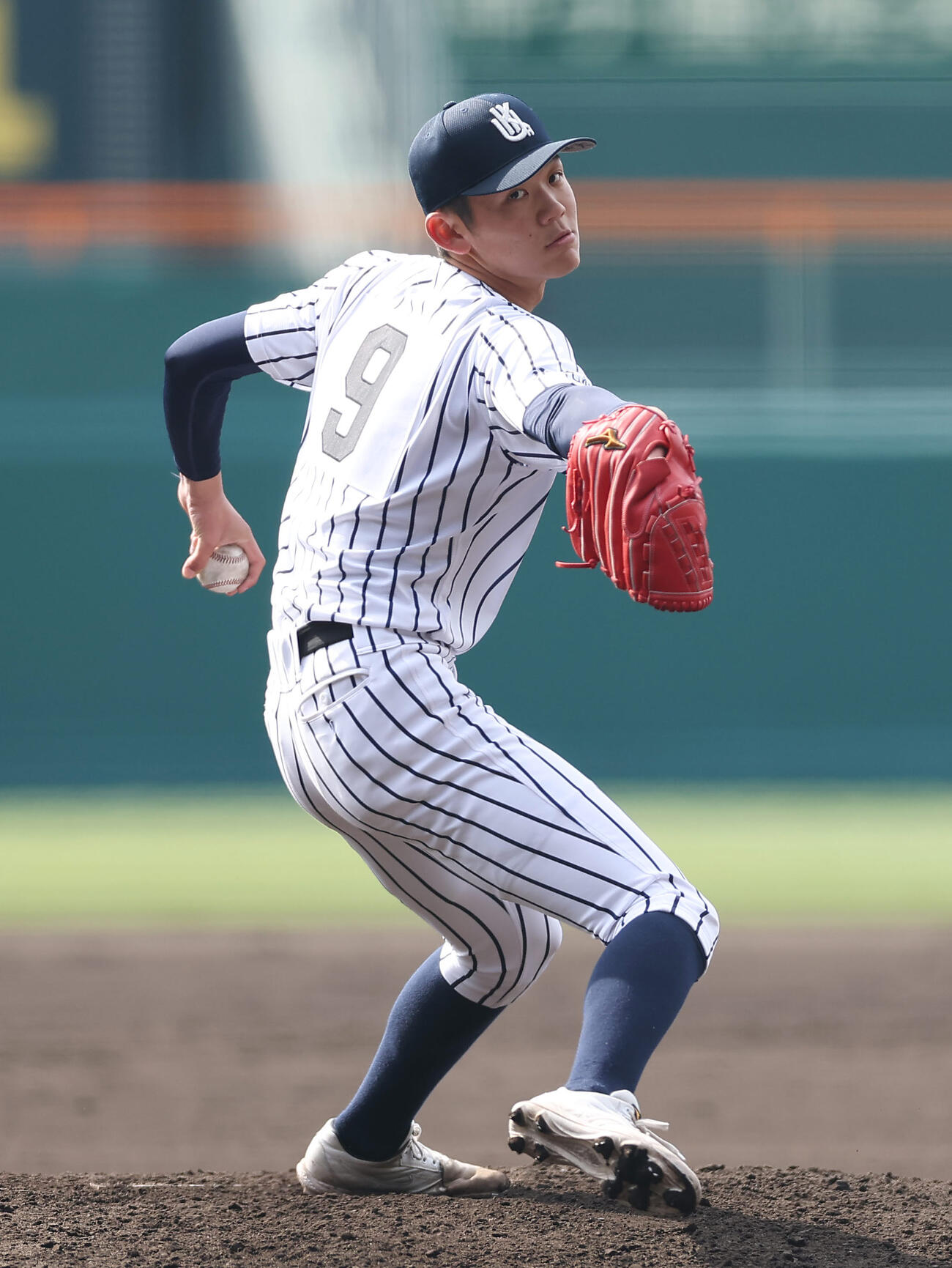 神戸国際大付対九州国際大付　力投する九州国際大付先発の岩見（撮影・前田充）