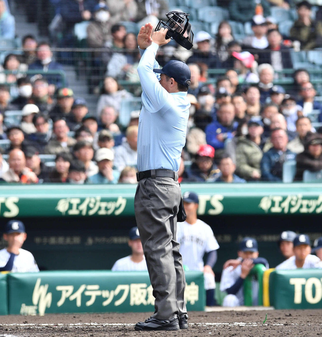 神戸国際大付対九州国際大付　5回裏九州国際大付1死一、三塁、城野の右飛で三塁走者がタッチアップするも一塁走者がタッチアウトとなったため得点は無効となる（撮影・岩下翔太）