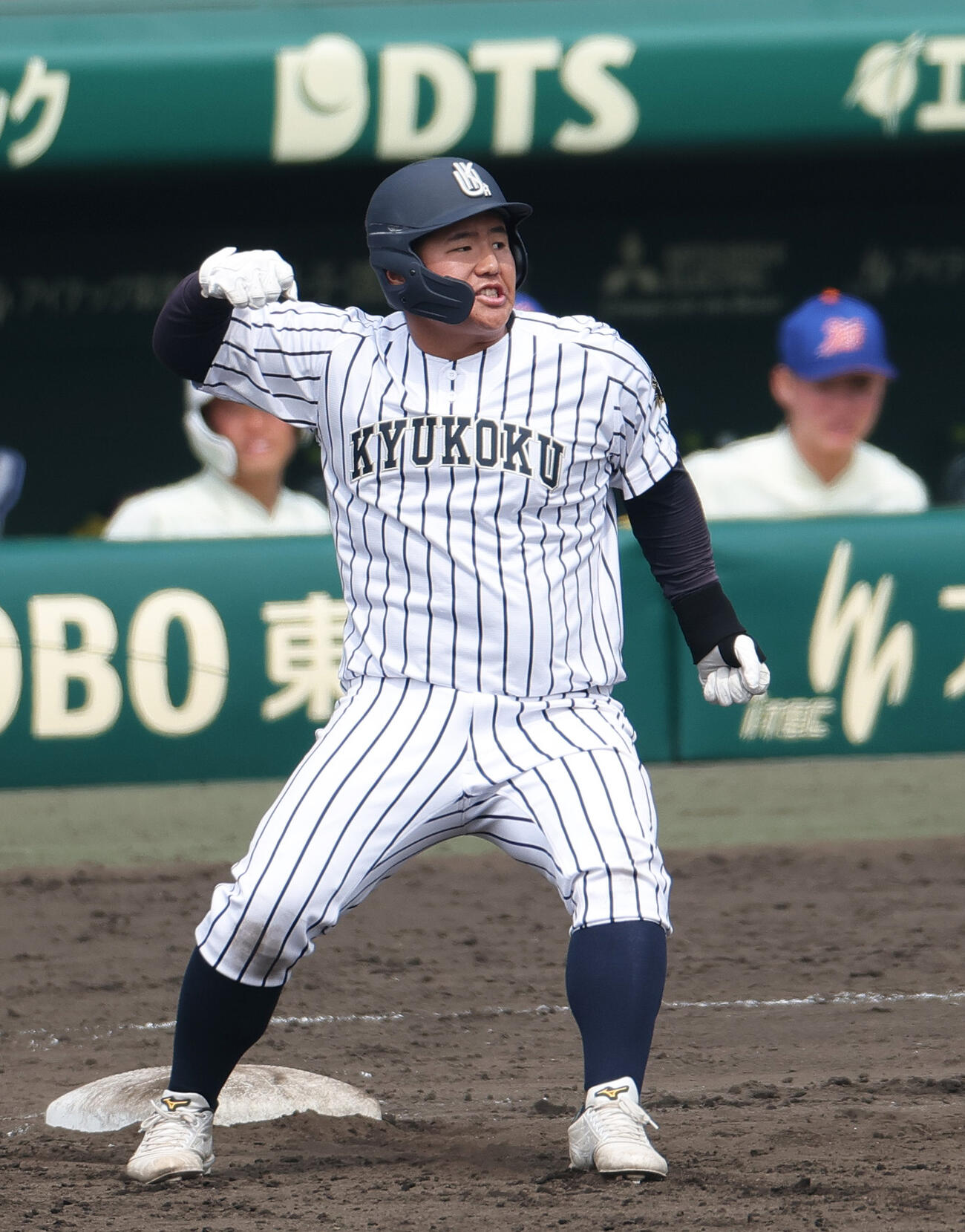 神戸国際大付対九州国際大付　8回裏九州国際大付1死一塁、上岡は中前打を放ち一塁でガッツポーズする（撮影・上山淳一）