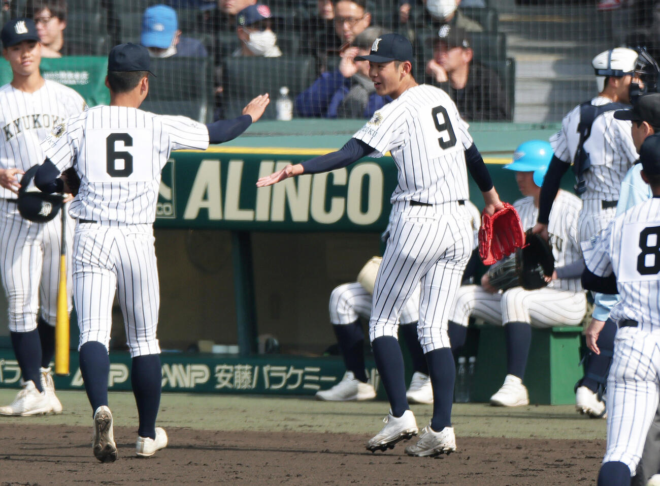 神戸国際大付対九州国際大付　3回表を無失点に終え笑顔を見せる九州国際大付先発の岩見（右）（撮影・上山淳一）