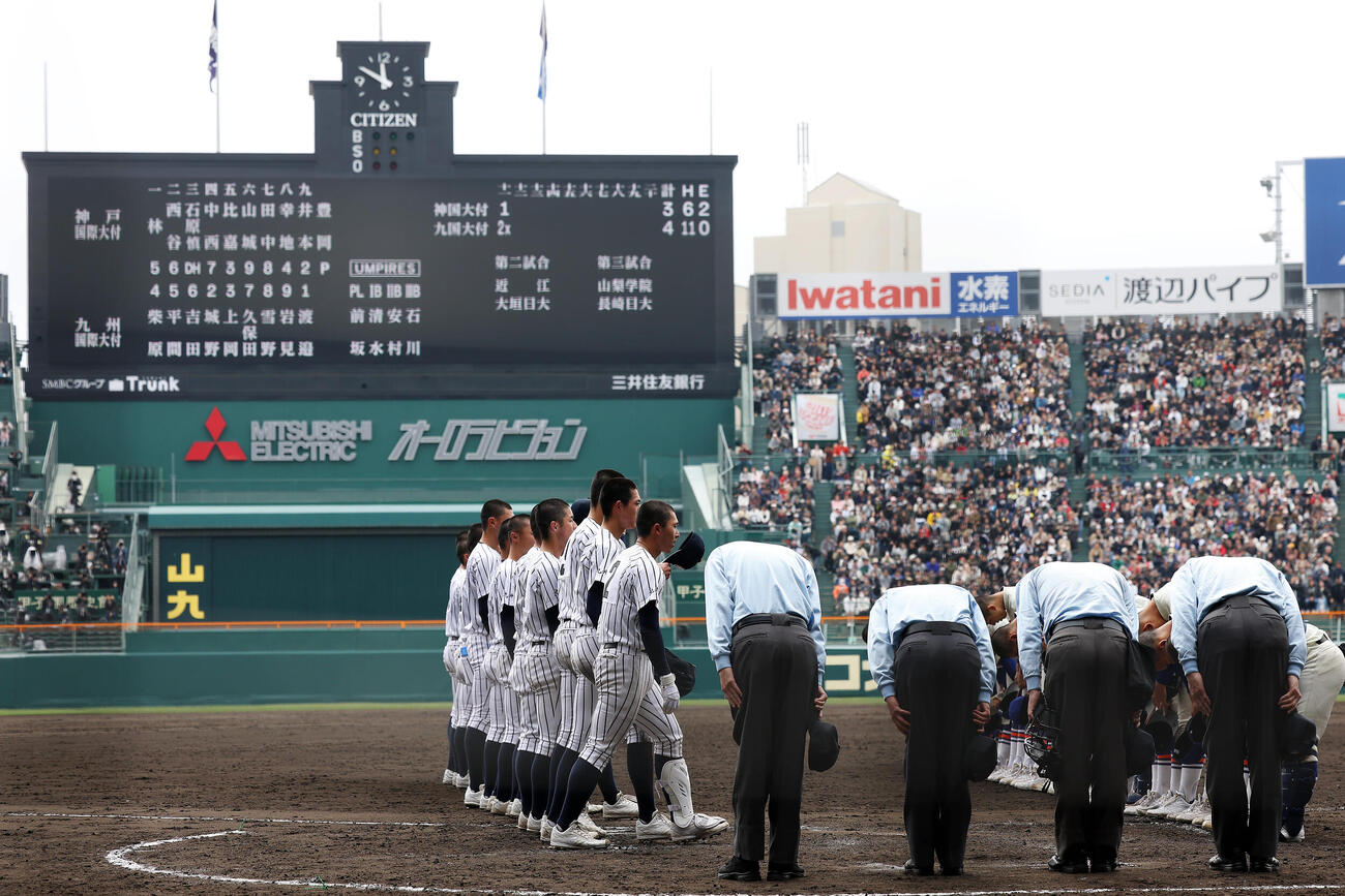 神戸国際大付対九州国際大付　神戸国際大付にサヨナラ勝ちした九州国際大付の選手たち（左）（撮影・前田充）