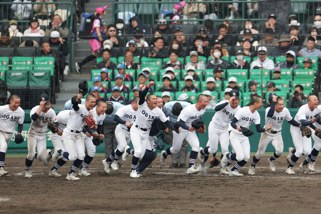 大垣日大対近江　タイブレークで近江に勝利し、スタンドの応援団の元へ駆け出す大垣日大ナイン（撮影・上山淳一）